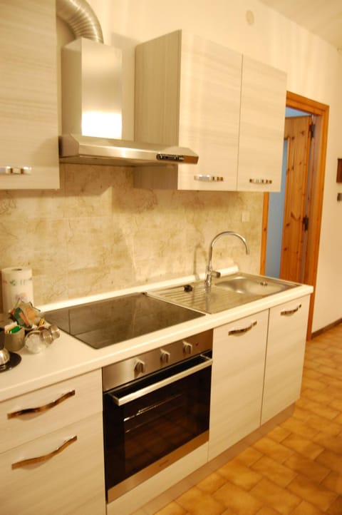 Kitchen or kitchenette, pet friendly, stove