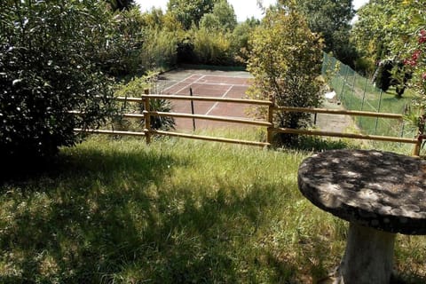 Les Calades, superbe batisse de 250 m2, 12 pers parc, piscine, terrain de tennis, 6 chambres Villa in Arles