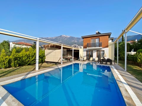 Property building, Patio, Natural landscape, Mountain view, Swimming pool, Swimming pool, sunbed