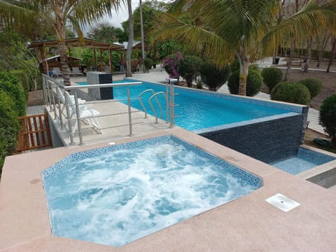 Hot Tub, Solarium, Swimming pool