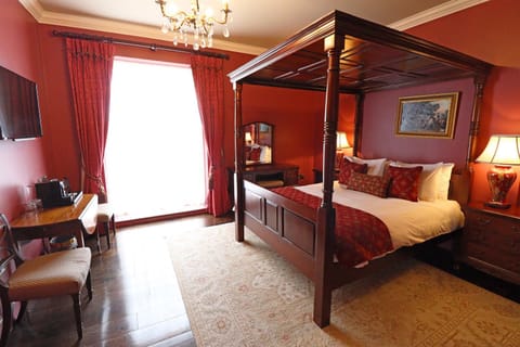 Bed, TV and multimedia, Photo of the whole room, Seating area, Bedroom, hair dresser