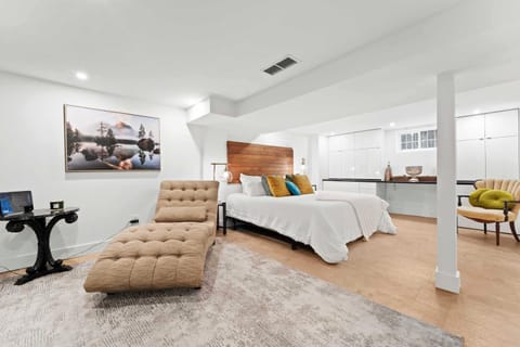 Spacious & fully equipped - Private studio apartment - lower level Condominio in Burlington