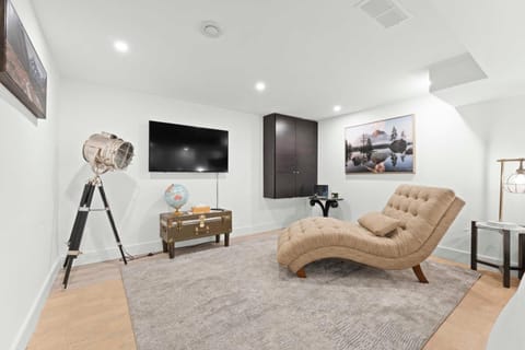 Spacious & fully equipped - Private studio apartment - lower level Condo in Burlington