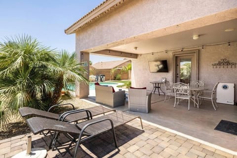 AZ Sun Palm Retreat w/optional Private Heated Pool House in Surprise