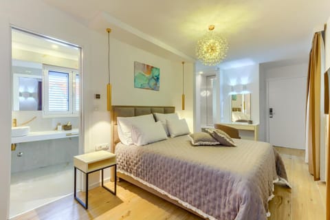 Bed, Bathroom, TV and multimedia, Seating area, Bedroom, Street view, safe, air conditioner