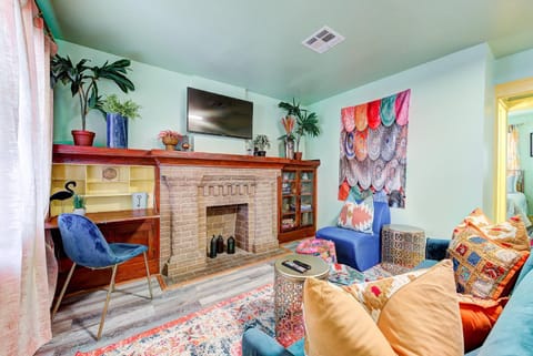 Canary Cottage-brighten your stay-central NW OKC House in Oklahoma City