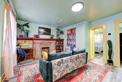 Canary Cottage-brighten your stay-central NW OKC Haus in Oklahoma City
