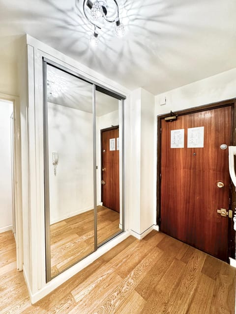 Appartement Avec Balcon Vue Sur La Défense Apartment in Puteaux