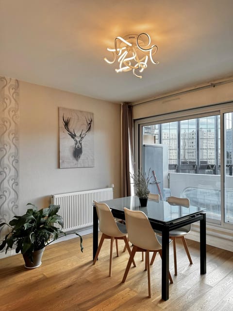 Appartement Avec Balcon Vue Sur La Défense Apartment in Puteaux