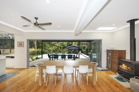 Diamond House By Coast Holidays l School Holiday special House in Patonga