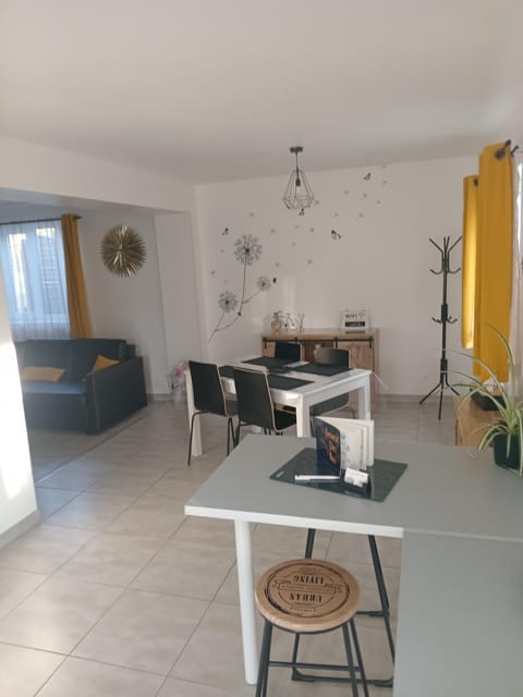 Seating area, Dining area