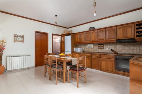 Kitchen or kitchenette, Dining area, minibar, pet friendly, stove