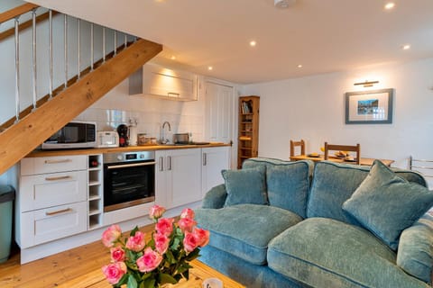 Communal lounge/ TV room, Kitchen or kitchenette, Living room, Seating area, Dining area, minibar, pet friendly, stove