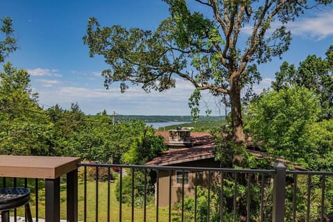 Rock Ledge Retreat Nature lodge in Ridgedale