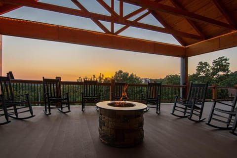 Staycation Lodge with Indoor Pool and Basketball Court Nature lodge in Branson