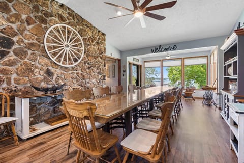 Red Bud Cove Lakefront Farm House on Table Rock Lake Nature lodge in Ridgedale