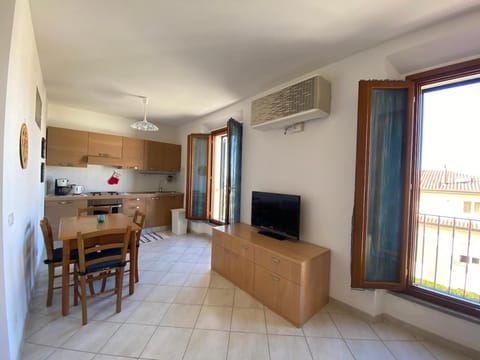 TV and multimedia, Kitchen or kitchenette, Living room, pet friendly, stove, air conditioner