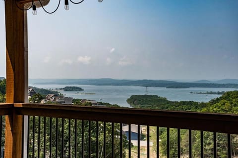 Bird's Eye View at Table Rock Lake $400 Daily Attractions House in Branson