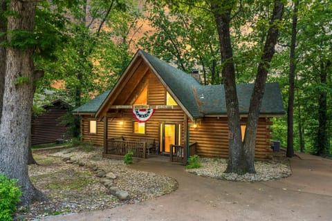 Dogwood Tree Cabin House in Ridgedale