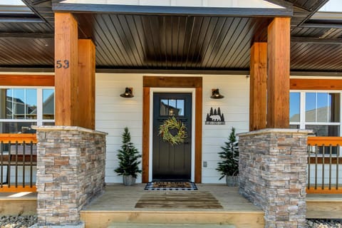 Beary Cozy Cabin House in Ridgedale