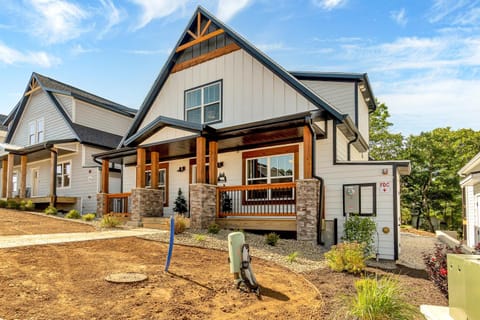 Beary Cozy Cabin House in Ridgedale