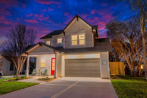 Property building, Facade/entrance, Night, Neighbourhood, Street view, Sunset, Parking, air conditioner