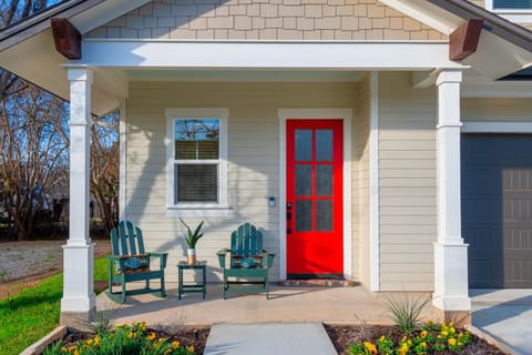 Property building, Patio, Facade/entrance, Spring, Day, Garden, Garden view