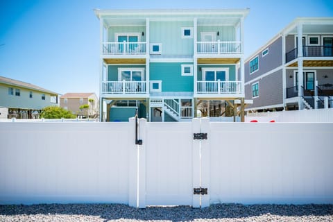 Weekend Rescue House in Oak Island