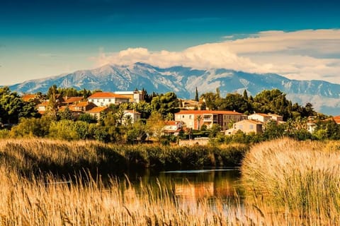 Nearby landmark, Day, Natural landscape, City view, City view, Mountain view