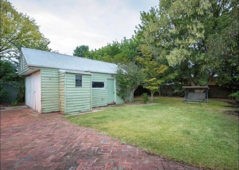 Cheerful 3 bedroom home in the centre of town Apartment in Shepparton