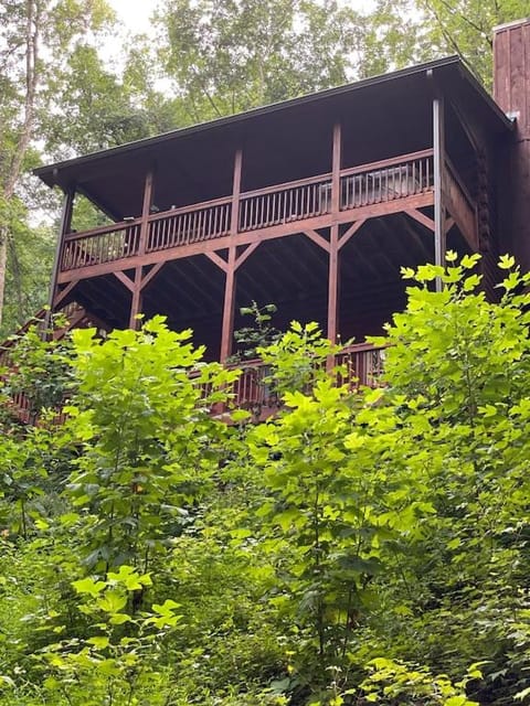 Alpenhaus Cabins Real Log Home in Helen Ga Mountains with hot tub and balconies Chalet in White County