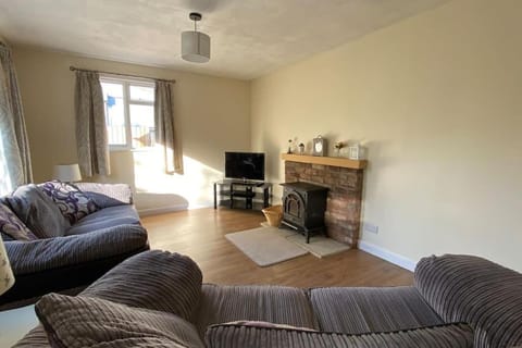 Cheerful 3 bedroom bungalow with indoor fire place House in Malvern Hills District