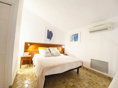 Bed, Photo of the whole room, Bedroom, air conditioner