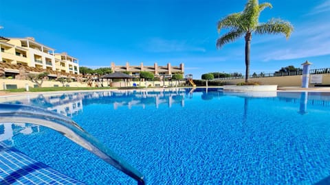 Pool view, Swimming pool, sunbed