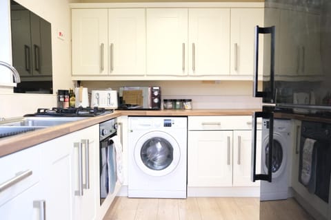 Kitchen or kitchenette, minibar, pet friendly, stove, toaster, washing machine