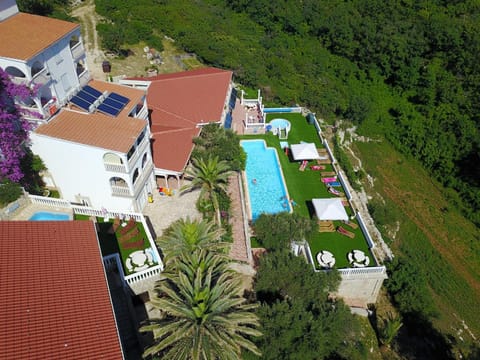 Property building, Bird's eye view, Garden, Swimming pool, Swimming pool