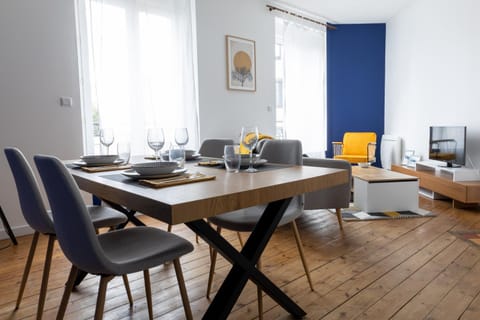 Living room, Seating area, Dining area