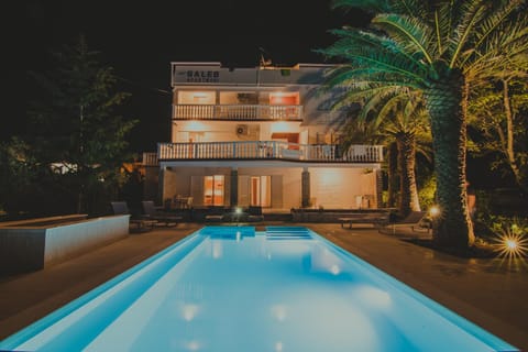 Property building, Night, Garden, Garden view, Pool view, Swimming pool, sunbed