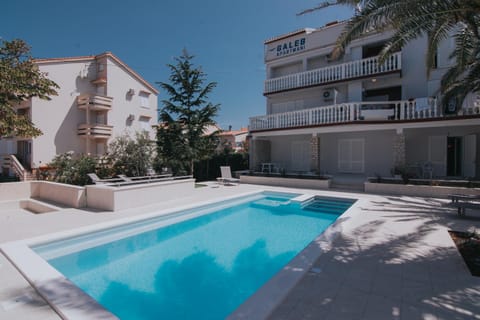 Property building, Day, Pool view, Swimming pool, sunbed