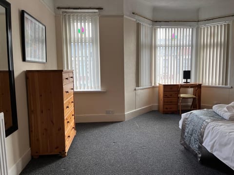 Bed, TV and multimedia, Photo of the whole room, Bedroom, towels, wardrobe