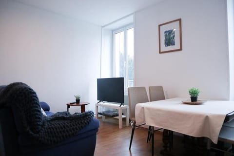 Appartement 3 pièces rénové, idéal famille et travail, parking gratuit Condo in Mulhouse