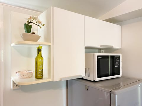 Kitchen or kitchenette, minibar