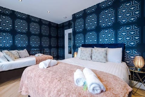 Rest&Recharge at a Luxury Retreat in Manchester - Sleeps 11, 5 Bedrooms, 3 Bathrooms, Free Parking House in Salford