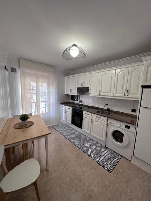 Kitchen or kitchenette, Dining area, minibar, pet friendly, stove, toaster, washing machine