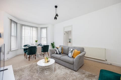 Stylish Apartment Opposite Westfields Condo in City of Westminster