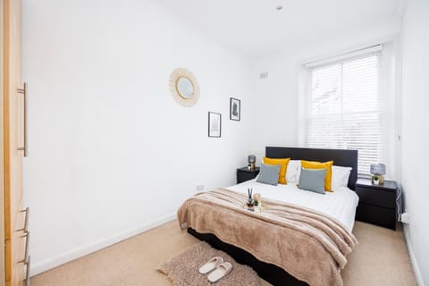 Stylish Apartment Opposite Westfields Condo in City of Westminster
