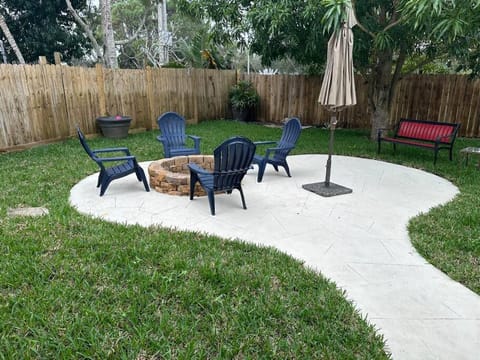 Charming townhome w/ private backyard & fire pit House in Riviera Beach