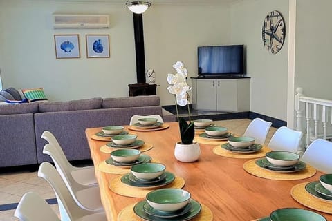 Bennett's Bliss - Ocean View, 5 Bedrooms, 14 Guest House in Forster