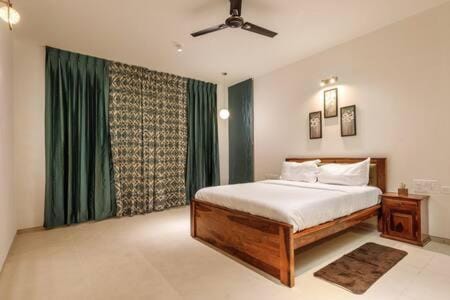 Royal County Golf Villa by JadeCaps Jacuzzi Projector Golf Club Chalet in Bengaluru