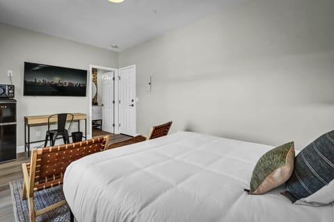 Bed, TV and multimedia, Bedroom
